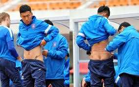 今天的@IBEW103和@necaboston平民英雄在钓鱼时发现水面有异常光亮。菲利普·陈发现一艘倾覆的船只上有三名男子紧紧攀附，他成功救起三人并将他们送至海岸警卫队。 来源：凯尔特人官方推特